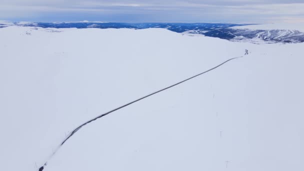 Carro Dirigindo Uma Estrada Estreita Passo Montanha Com Neve Gelo — Vídeo de Stock