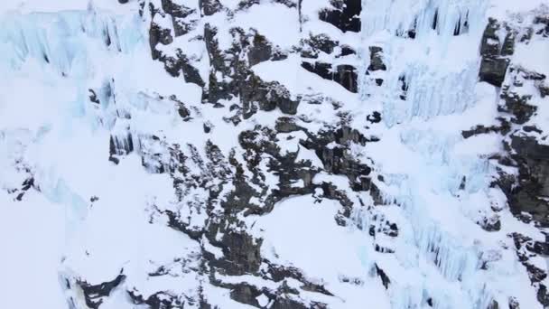 Massives Glaçons Longs Gelés Suspendus Côté Une Falaise Sur Flanc — Video