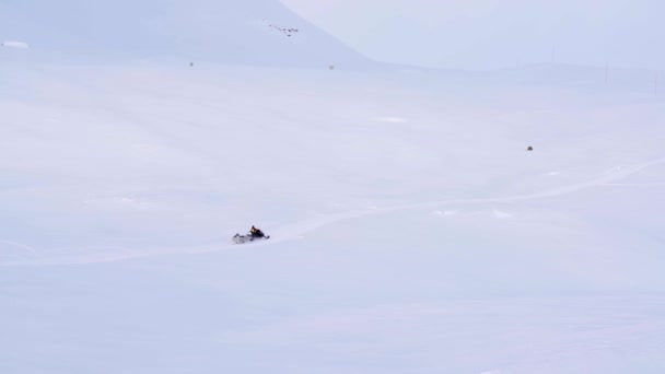 Снегоход Путешествующий Снежной Арктической Тундре Высоких Горах Холодный Зимний День — стоковое видео