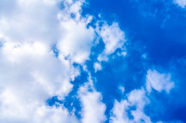 Bir yaz gününde bulutlu mavi gökyüzüne bakıyorum..