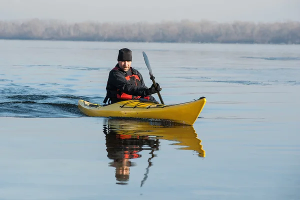 Homme avec le kayak — Photo