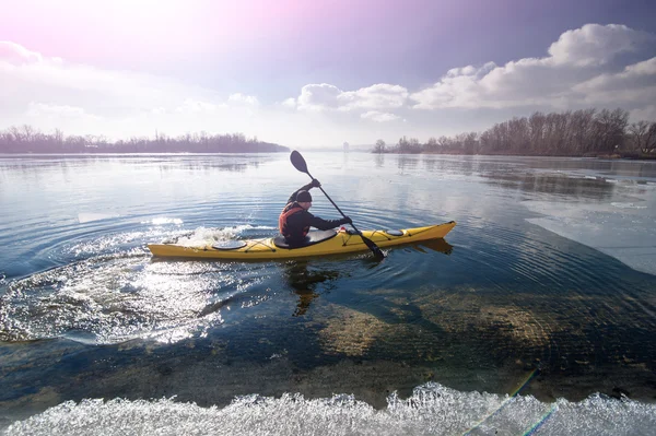 Hombre con el kayak —  Fotos de Stock