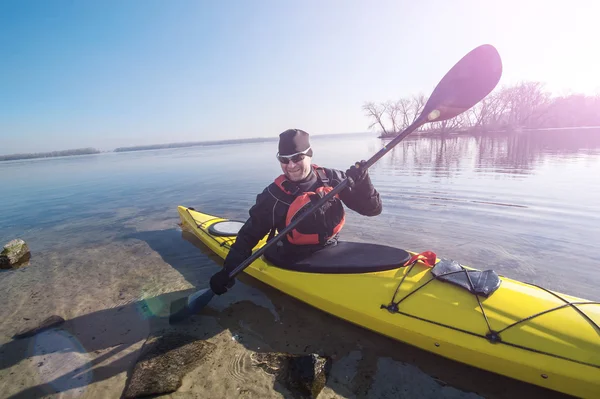 Hombre en gafas de sol con el kayak —  Fotos de Stock