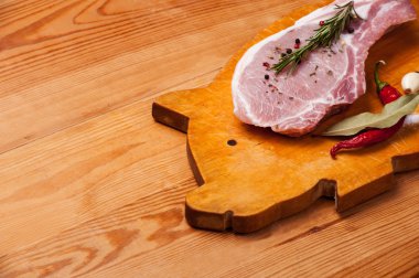 domuz eti bir ahşap table03 üzerinde kesme tahtası