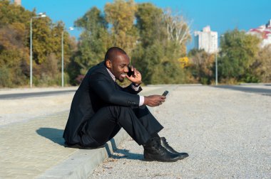 Akıllı cep telefonu kullanan bir işadamı