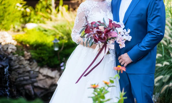 Свадебная пара и букет — стоковое фото