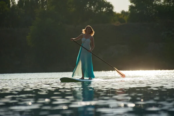 Noiva levantar-se paddleboard05 — Fotografia de Stock