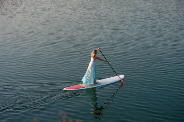 Atletik kız ayağa kalk paddleboard01 — Stok fotoğraf