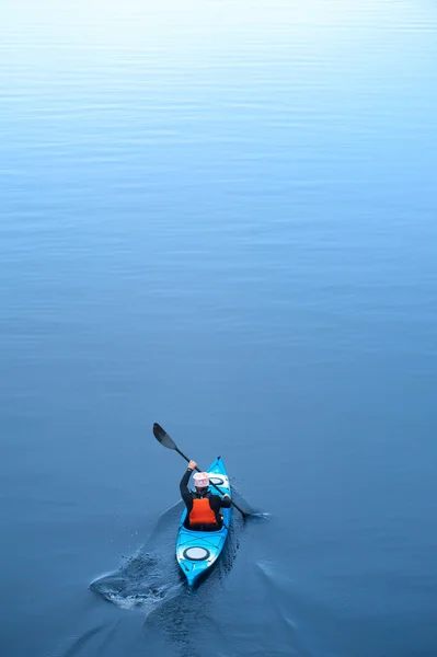 Kayak en el río, vista trasera01 — Foto de Stock