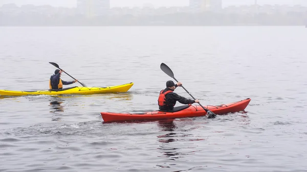 Kayak en el río, vista trasera03 —  Fotos de Stock