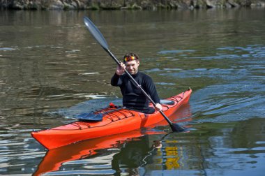 Kırmızı kayak01 içinde neşeli adam spor