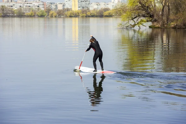 Sportler Stand Up Paddle Board sup — Stockfoto