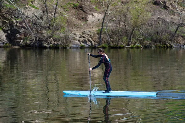 Slim atlético menina stand up paddle board SUP01 — Fotografia de Stock
