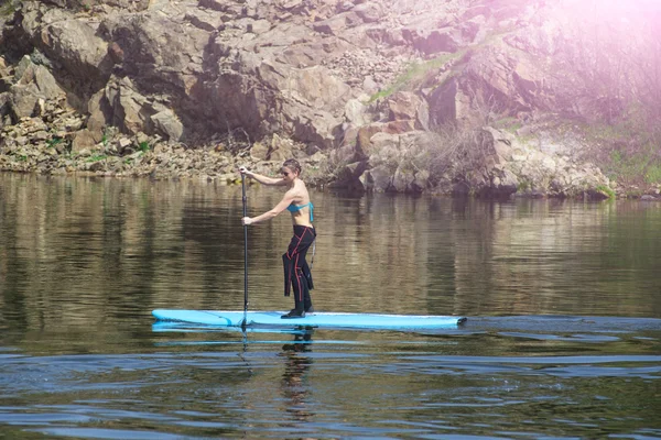 Mince athlète fille debout paddle board SUP — Photo