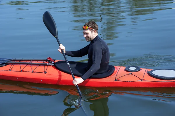 Deportes alegre hombre en rojo kayak02 —  Fotos de Stock