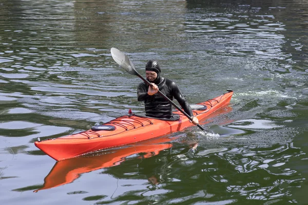 Homme en combinaison de plongée sur le kayak — Photo