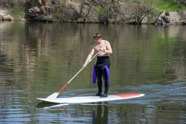 Homme athlétique debout planche à pagaie SUP — Photo