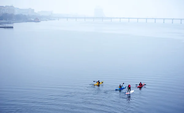 Группа спортсменов на байдарках по реке — стоковое фото