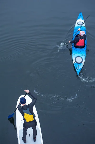 Groupe d'athlètes kayak sur la rivière03 — Photo