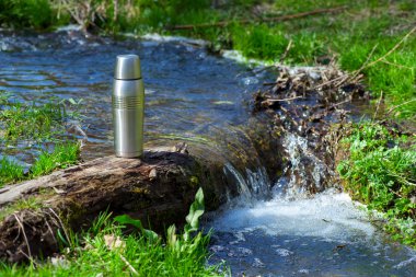 nehir kıyısında termos kahve turistlere