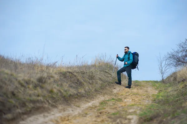 Homem com uma mochila caminhadas férias04 — Fotografia de Stock