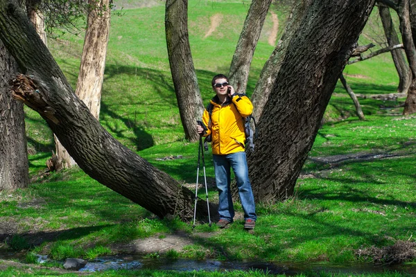 Turista homem com o telefone passa pelo forestry03 — Fotografia de Stock