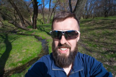 adam uzun yürüyüşe çıkan kimse alarak fotoğraf ile akıllı telefon forest01