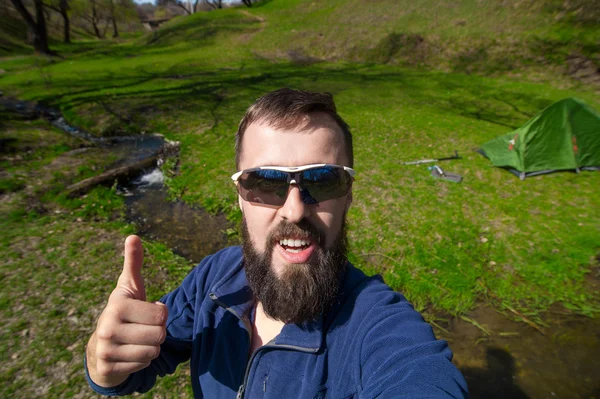 Selfie rápido antes de ir acampar polegar para cima — Fotografia de Stock