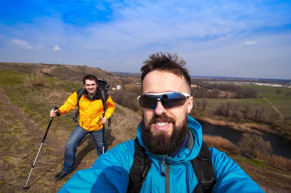 Hipster jovens amigos tomando selfie em uma colina na campanha, c — Fotografia de Stock