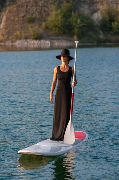 Silhouette einer schönen Frau auf einem Stand Up Paddle Board. sup06 — Stockfoto