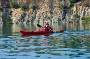 adam shore02 yakınındaki bir kırmızı kayık