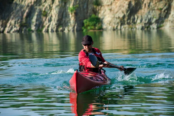 Чоловік катається на байдарках на річці захід02 — стокове фото