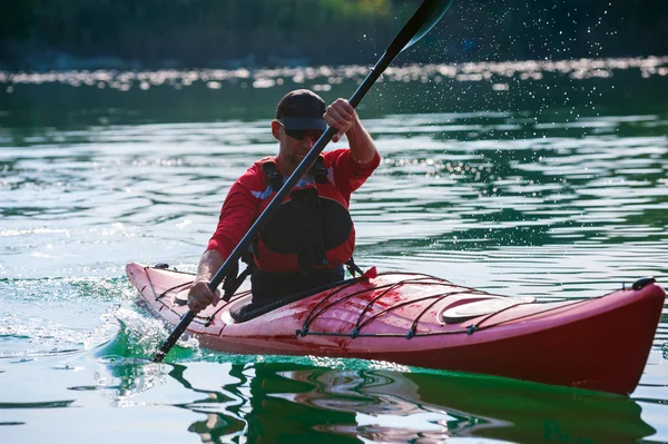 Silueta Kayaker al atardecer — Foto de Stock