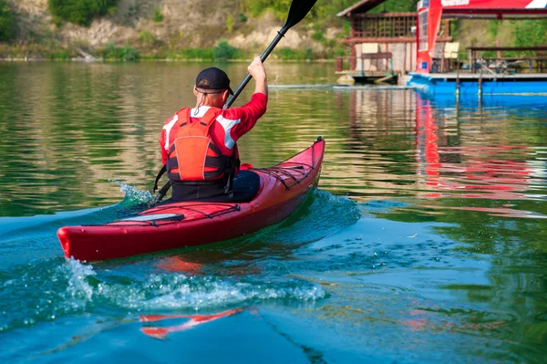 Kayak en el río, vista trasera01 — Foto de Stock