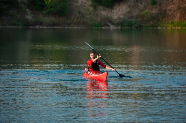 Hombre kayak en el atardecer del lago —  Fotos de Stock