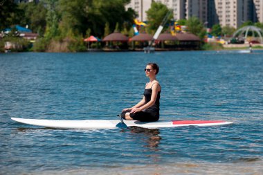 Atletik kız yoga meditation06 sup