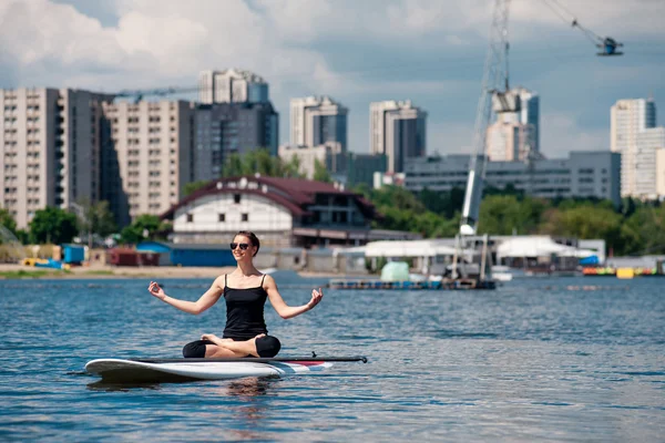 SUP meditación de yoga chica atlética03 —  Fotos de Stock