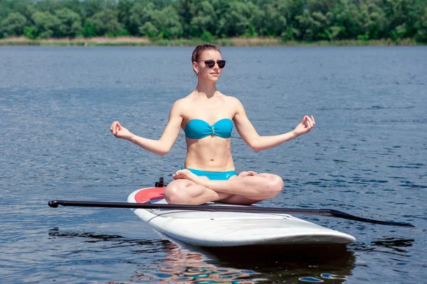 Sup athletische Mädchen Yoga Meditation02 — Stockfoto