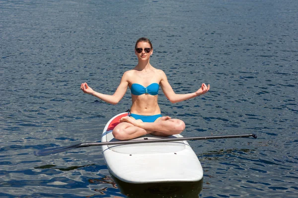 Sup atletisk flicka yoga meditation01 — Stockfoto
