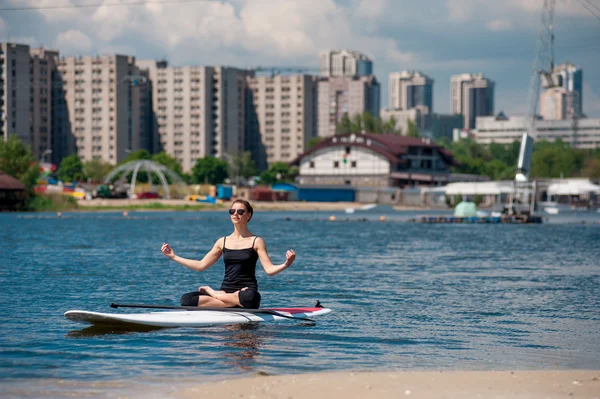 SUP meditación de yoga chica atlética04 —  Fotos de Stock