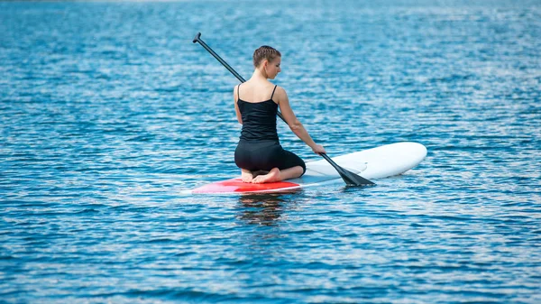 SUP bella ragazza meditazione yoga 06 — Foto Stock