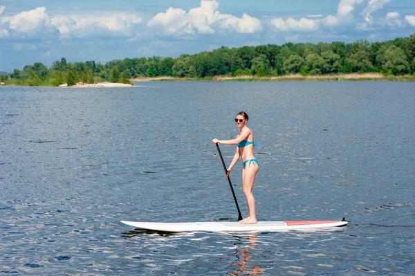 Paddle kurulu kadın kürek boarding08 kadar stand sup — Stok fotoğraf