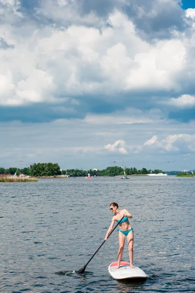 SUP Stand up paddle board femme paddle boarding09 — Photo