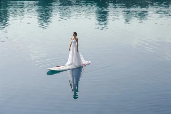 Mariée debout paddleboard — Photo