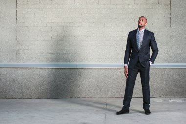 Afrika kökenli Amerikalı iş adamı ayakta