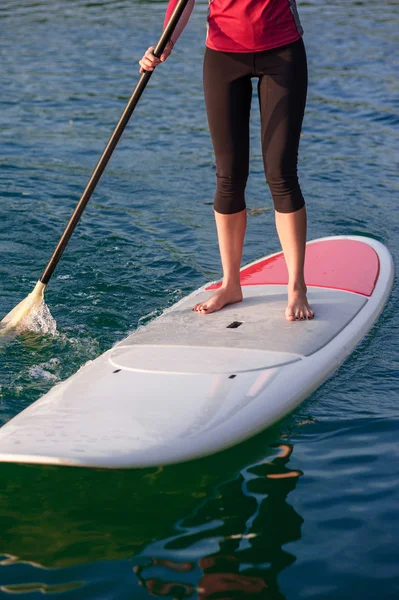 Bacaklar kadın uygulama paddle11 — Stok fotoğraf
