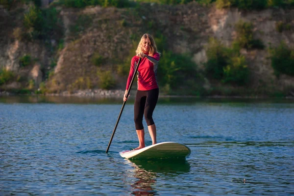 SUP stand up paddle board femeie paddle boarding11 — Fotografie, imagine de stoc