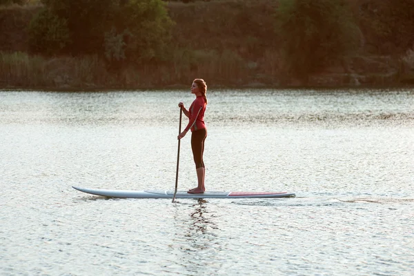 Sup stand up paddle board Frau paddle boarding12 — Stockfoto