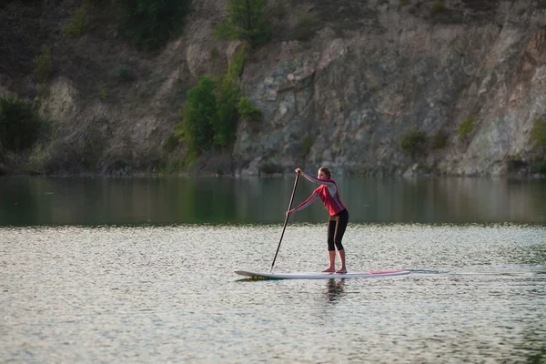 SUP Stand up paddle board woman paddle boarding13 — Fotografie, imagine de stoc