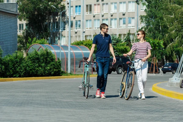 Романтическая пара на велосипеде на свежем воздухе 01 — стоковое фото